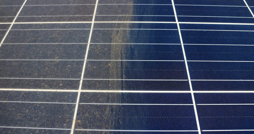 Rinnovabili • Pulire i pannelli solari risparmiando fino al 90% d’acqua col “mocio a goccia”
