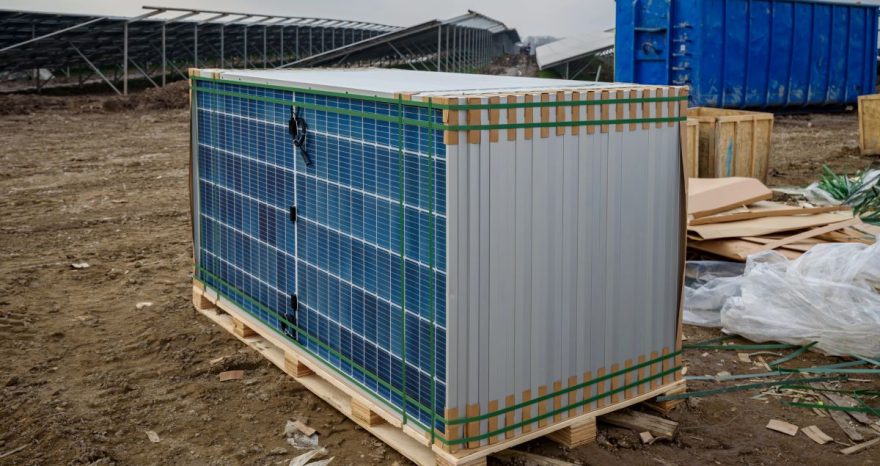 Rinnovabili • Crisi in Medio Oriente: come cambiano costi e logistica della supply chain fotovoltaica
