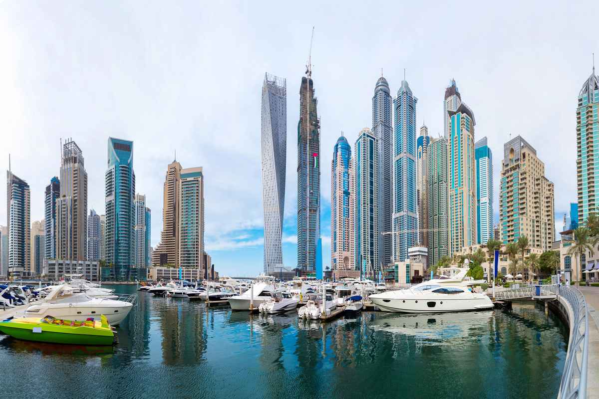 Rinnovabili • eau-emirati-petrolio-rinnovabili-transizione-verde