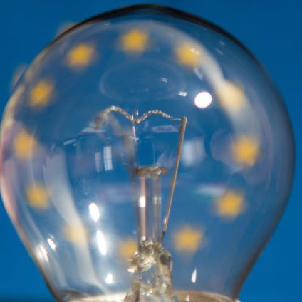Rinnovabili • Crisi 2026, UE: 22 Paesi scelgono tagli alle accise, solo 9 investono sul domani