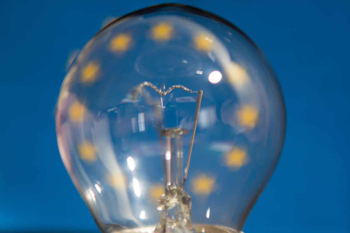 Rinnovabili • Crisi 2026, UE: 22 Paesi scelgono tagli alle accise, solo 9 investono sul domani