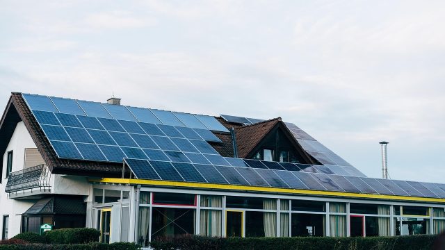 Rinnovabili • Lombardia: dal 2027 obbligo di rinnovabili al 65% per le nuove case
