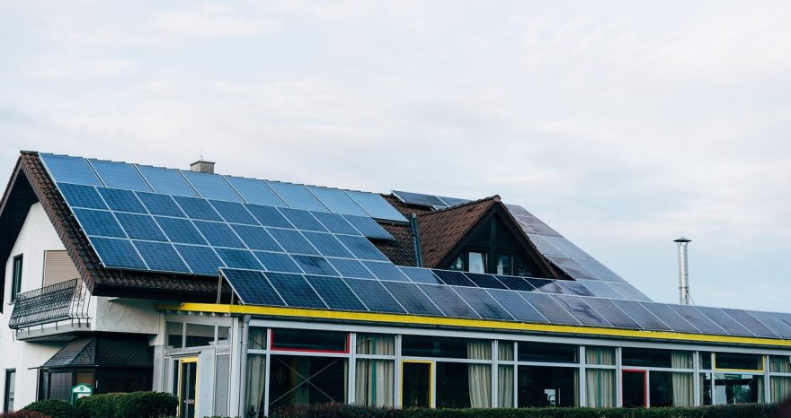 Rinnovabili • Lombardia: dal 2027 obbligo di rinnovabili al 65% per le nuove case