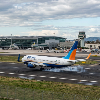 Rinnovabili • Trasporto aereo non riduce le emissioni: record nel 2025 oltre i livelli pre-Covid. Ecco le 10 rotte più inquinanti