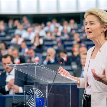 Rinnovabili • Auto elettriche, aumento del 51% nelle vendite dall'inizio della guerra in Iran. Le parole da non dire di von der Leyen