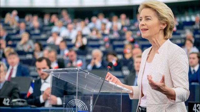 Rinnovabili • Auto elettriche, aumento del 51% nelle vendite dall'inizio della guerra in Iran. Le parole da non dire di von der Leyen