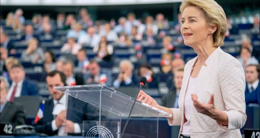 Rinnovabili • Auto elettriche, aumento del 51% nelle vendite dall'inizio della guerra in Iran. Le parole da non dire di von der Leyen