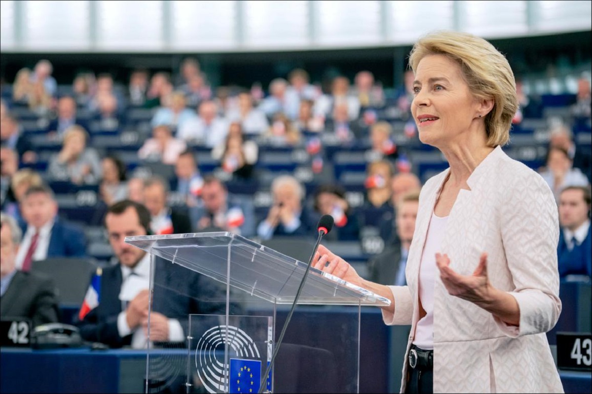 Auto elettriche, aumento del 51% nelle vendite dall'inizio della guerra in Iran. Le parole da non dire di von der Leyen