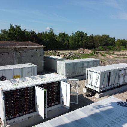 Rinnovabili • Al via i lavori a Finsterwalde: LION Smart consegna i container di accumulo a batteria per il grande progetto del partner Renoc