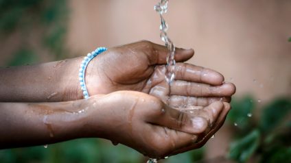 Rinnovabili • acqua-africa-crisi-idrica-malattie-poverta-disuguaglianze