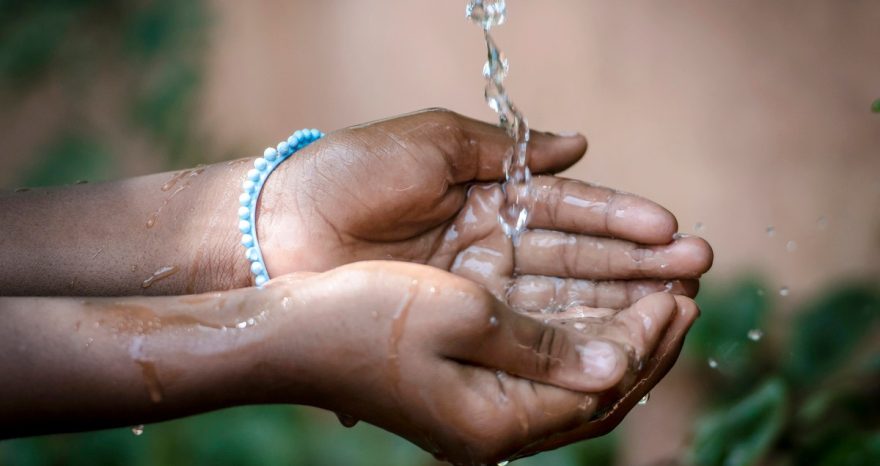 Rinnovabili • acqua-africa-crisi-idrica-malattie-poverta-disuguaglianze