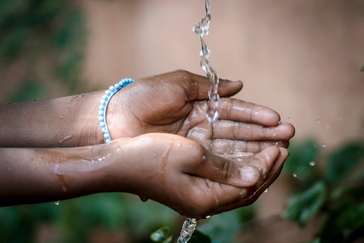 L’oro blu che uccide i poveri: il dramma acqua in Africa e la lezione dimenticata del Medioevo