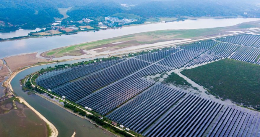 Rinnovabili • La nuova fase del solare: +664 GW in un anno ma con il freno tirato