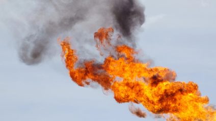 Rinnovabili • flaring-bruciati-167-miliardi-metri-cubi-gas