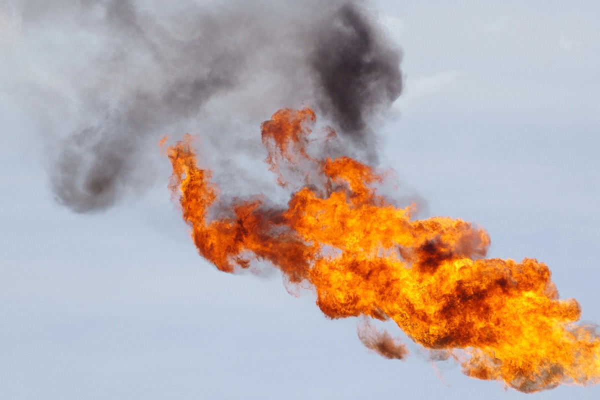 La piaga del flaring: nel 2025 bruciati 167 miliardi di metri cubi di gas