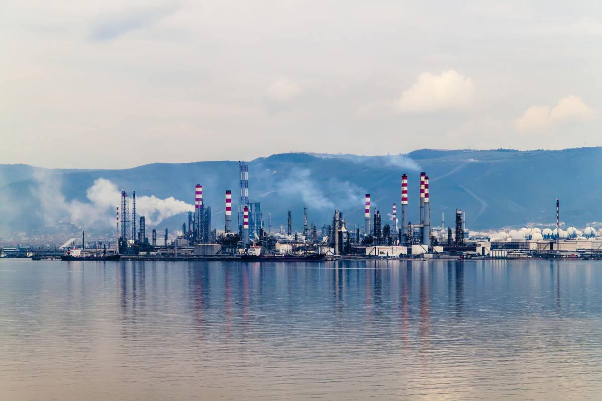 L’UE taglia del 17% le emissioni di gas serra in 10 anni, ma i trasporti restano il nodo irrisolto
