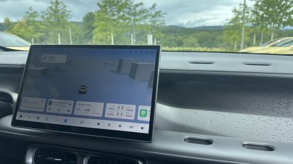 Rinnovabili • Schermi touch nelle auto? Troppo fastidiosi e distraggono: ecco perché
