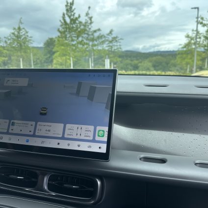 Rinnovabili • Schermi touch nelle auto? Troppo fastidiosi e distraggono: ecco perché