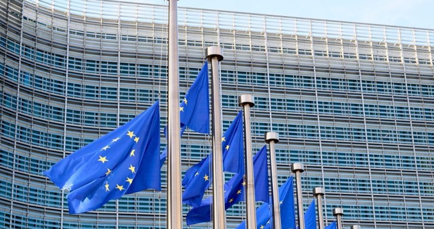 Rinnovabili • Primo accordo tripartito per l’accumulo: 45 GW di BESS per tagliare i prezzi dell’energia