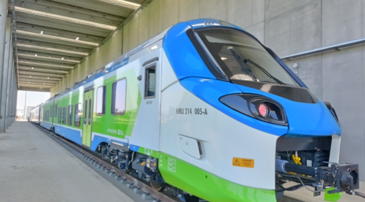 Rinnovabili • ansfisa-autorizza-primo-tipo-veicolo-ferroviario-alimentato-idrogeno-italia