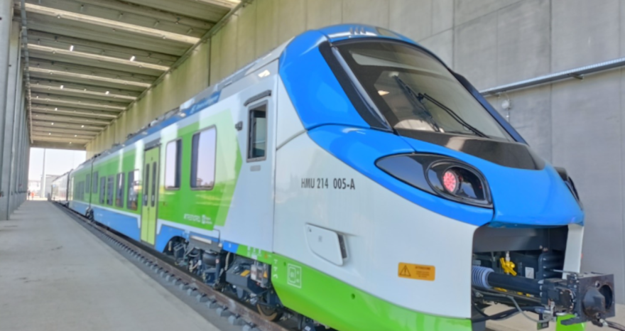 Rinnovabili • ansfisa-autorizza-primo-tipo-veicolo-ferroviario-alimentato-idrogeno-italia