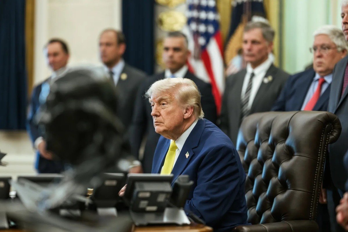 “Pass VIP” per Hormuz e un fondo da 300 mld: la scommessa di Trump per l’accordo con l’Iran