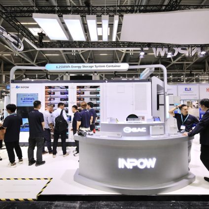 Rinnovabili • INPOW debutta a Intersolar Europe 2026 con soluzioni di accumulo energetico di livello automotive e piani di espansione in Europa