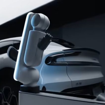 Rinnovabili • Ricarica domestica? Ci pensa il braccio robotico di Xiaomi
