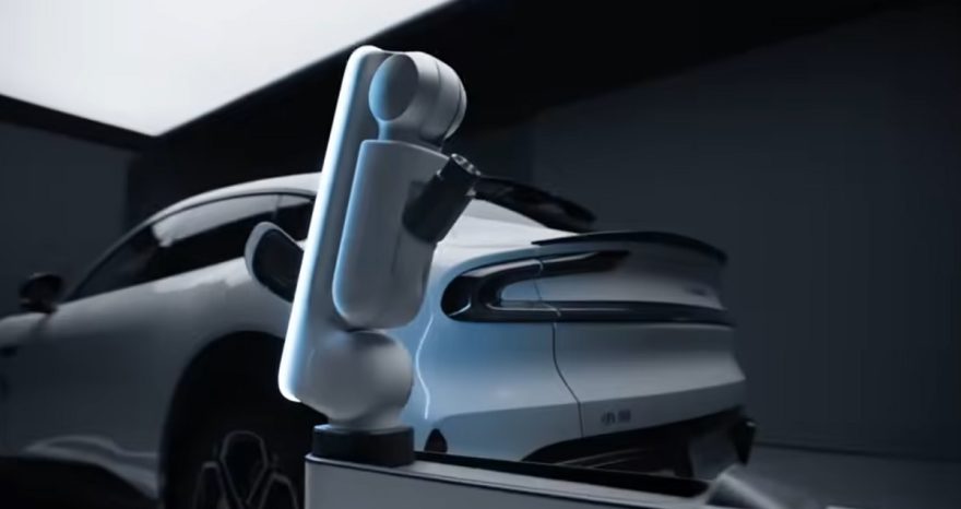 Rinnovabili • Ricarica domestica? Ci pensa il braccio robotico di Xiaomi