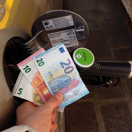 Rinnovabili • Caro carburanti, stop agli sconti dal 3 luglio: cosa succederà?