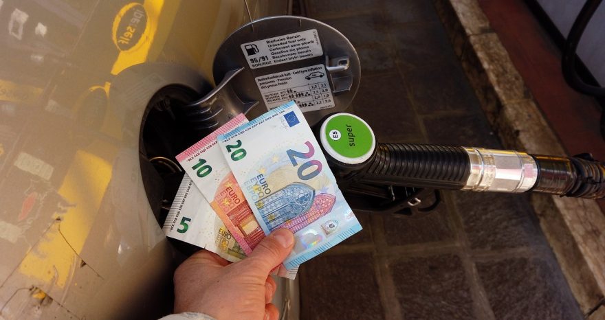 Rinnovabili • Caro carburanti, stop agli sconti dal 3 luglio: cosa succederà?