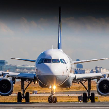 Rinnovabili • Caro carburanti e trasporto aereo, perché il prezzo del biglietto non segue (sempre) quello del petrolio