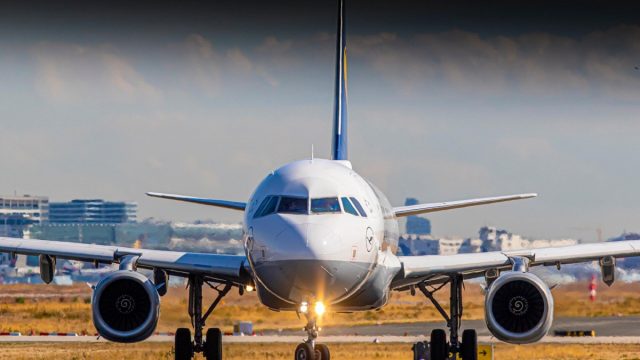 Rinnovabili • Caro carburanti e trasporto aereo, perché il prezzo del biglietto non segue (sempre) quello del petrolio