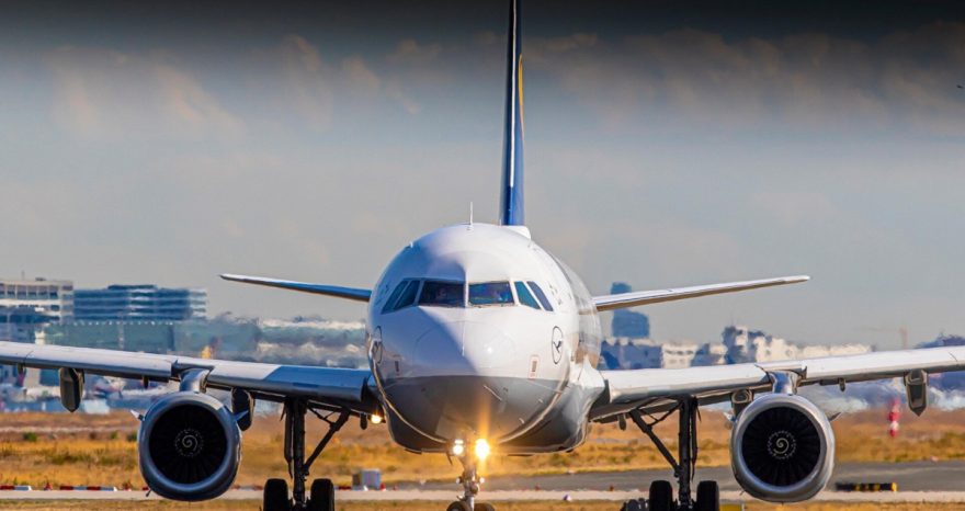 Rinnovabili • Caro carburanti e trasporto aereo, perché il prezzo del biglietto non segue (sempre) quello del petrolio