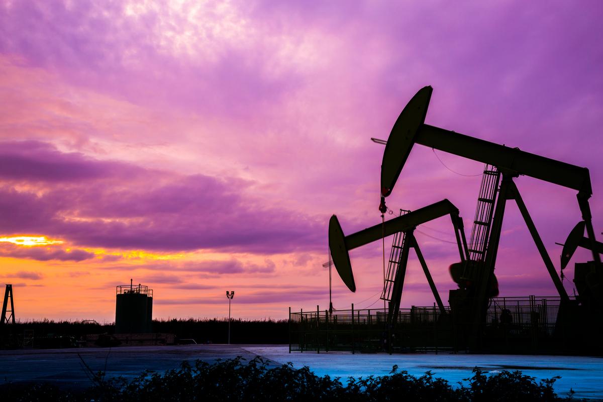 Tensioni nel Mar Rosso e petroliere in fiamme: il Brent sfonda il muro dei 100 dollari al barile