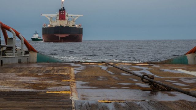 Rinnovabili • alternative-a-hormuz-piani-aggirare-stretto-svolta-green