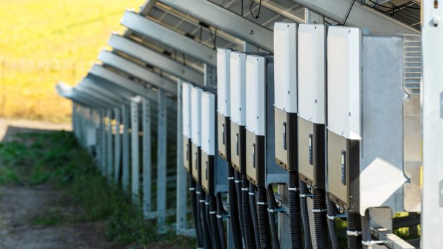 Rinnovabili • Divieto UE sugli inverter cinesi, ecco cosa rischia il fotovoltaico europeo