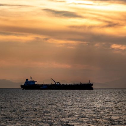 Rinnovabili • situazione-stretto-di-hormuz-tregua-finita-traffico-bloccato
