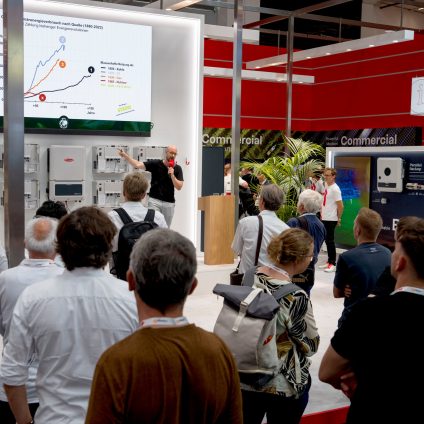 Rinnovabili • Intersolar 2026: Fronius presenta Enia e consolida il proprio ruolo di riferimento europeo per le soluzioni energetiche integrate