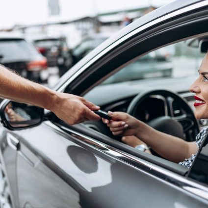 Rinnovabili • Auto elettrica usata: vantaggi sul prezzo e potenziali rischi. Cosa valutare prima dell'acquisto (pronto estate)
