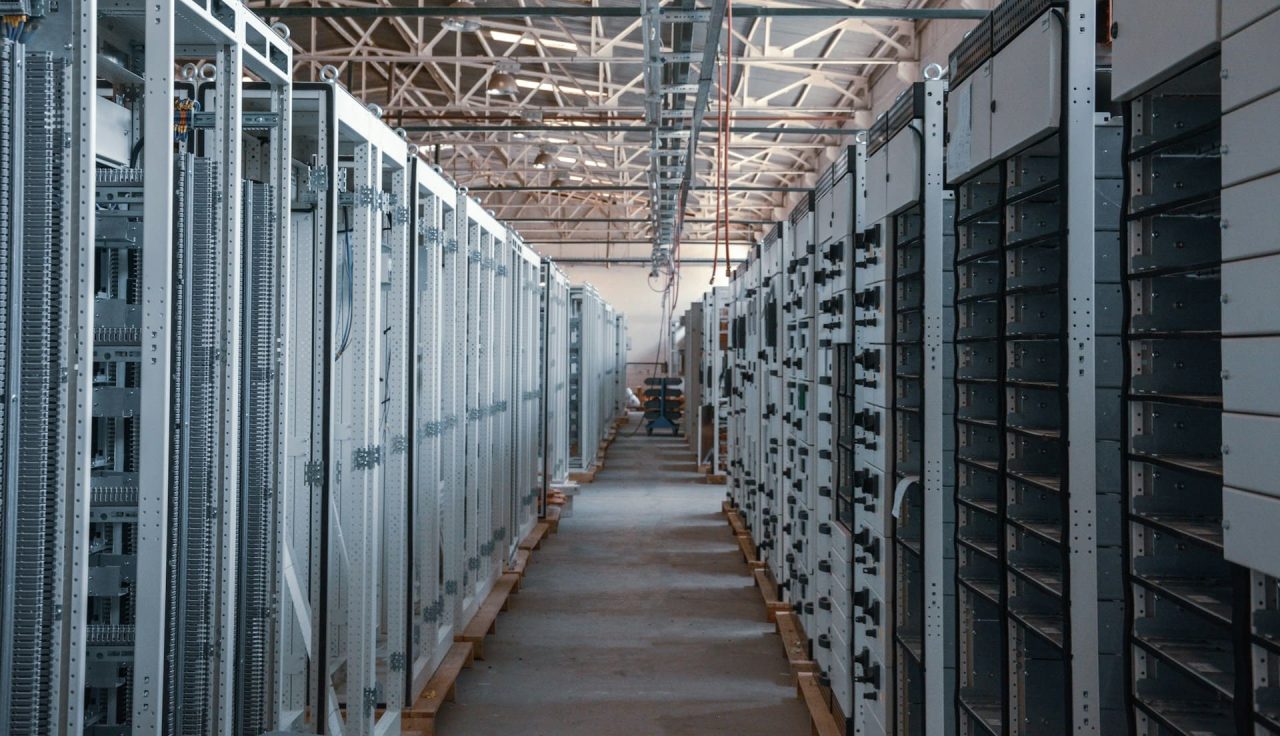 Rinnovabili • Come le batterie geotermiche possono tagliare i consumi dei data center AI