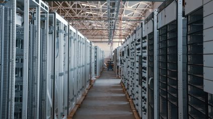 Rinnovabili • Come le batterie geotermiche possono tagliare i consumi dei data center AI