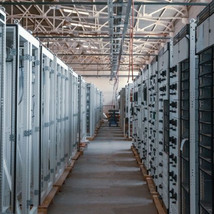 Rinnovabili • Come le batterie geotermiche possono tagliare i consumi dei data center AI