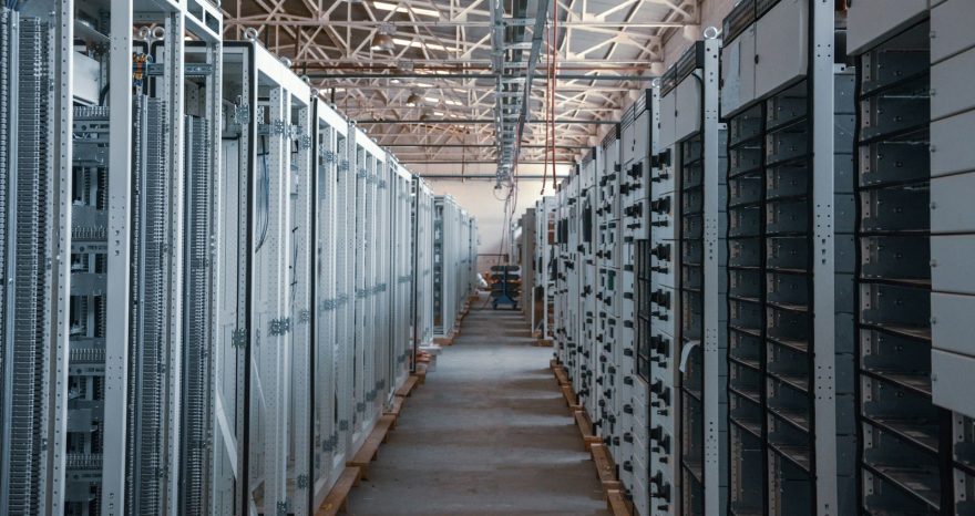 Rinnovabili • Come le batterie geotermiche possono tagliare i consumi dei data center AI