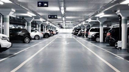Rinnovabili • Brevetto Ford: l’auto parcheggiata si sposta da sola per evitare urti e sportellate