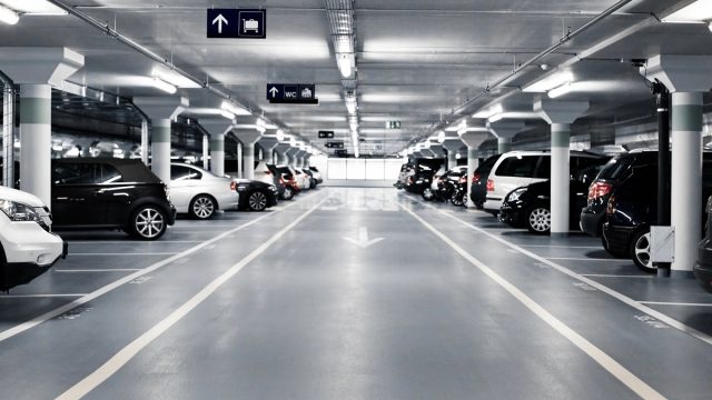 Rinnovabili • Brevetto Ford: l’auto parcheggiata si sposta da sola per evitare urti e sportellate