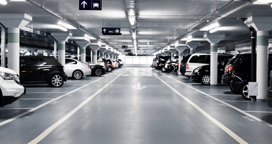 Rinnovabili • Brevetto Ford: l’auto parcheggiata si sposta da sola per evitare urti e sportellate