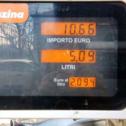 Rinnovabili • Caro carburanti, diesel risale sopra i 2 euro. Estate carissima
