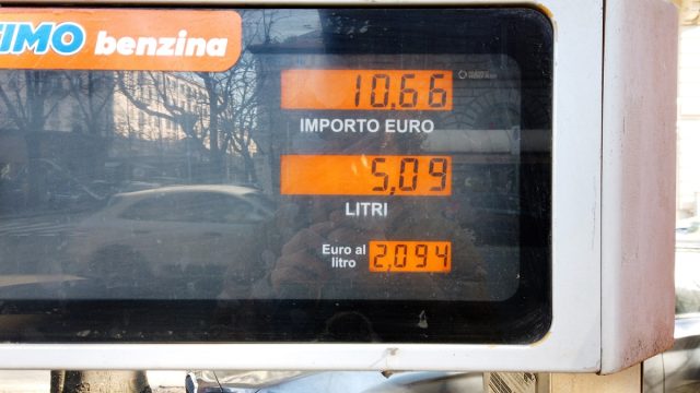 Rinnovabili • Caro carburanti, diesel risale sopra i 2 euro. Estate carissima
