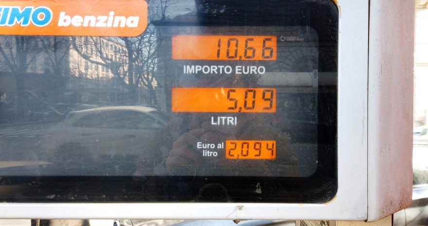 Rinnovabili • Caro carburanti, diesel risale sopra i 2 euro. Estate carissima